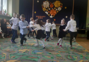 Dzieci podczas tańca w parach