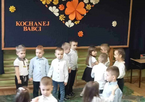 Dzieci tańczą w parach przy piosence