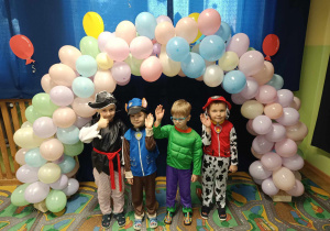 Dzieci pozują na ściance karnawałowej z balonów