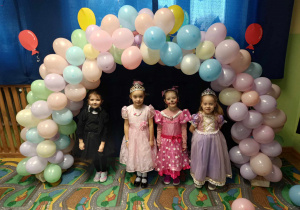 Dziewczynki na tle ścianki karnawałowej z balonów