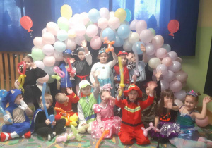 Dzieci na tle ścianki karnawałowej z balonów