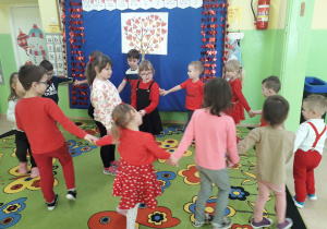 Dzieci tańczą do piosenki "Mam serduszko, wielkie serce".