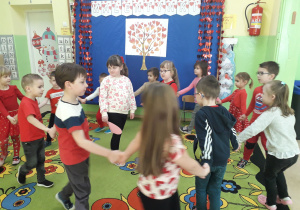 Dzieci tańczą do piosenki "Mam serduszko, wielkie serce".