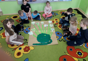 Dzieci prezentują wspólną pracę pt. "Wielogłowy smok".