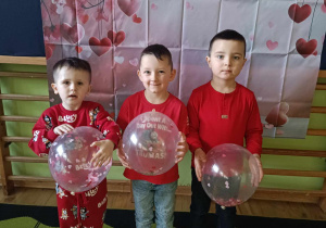Dzieci z balonami na tle dekoracji walentynkowej
