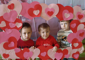 Dzieci w fotoramce w serca