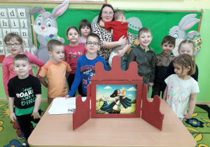 Dzieci wspólnie z panią Oliwą pozują do zdjęcia.