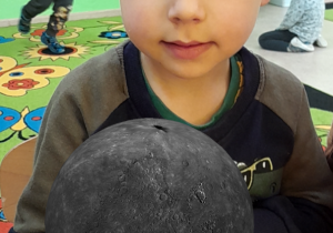 Chłopiec bawi się kosmiczną animacją 4D.