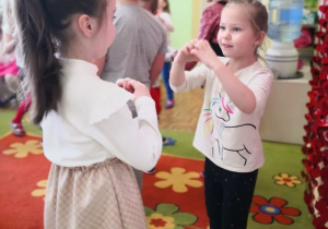 Dzieci podczas zabawy tanecznej "Narysuj serce".