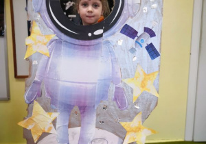 Dziewczynka w fotobudce astronauty.