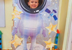 Chłopiec w fotobudce astronauty.