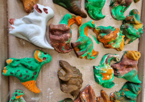 Pomalowane przez dzieci gipsowe figurki dinozaurów