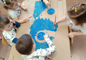 Dzieci malują rakietę