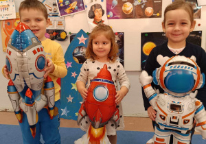 Dzieci z dmuchanymi balonami do kosmicznych zabaw