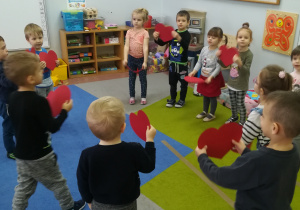 Taniec przedszkolaków z papierowymi serduszkami.