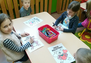 Dzieci malują walentynkę.