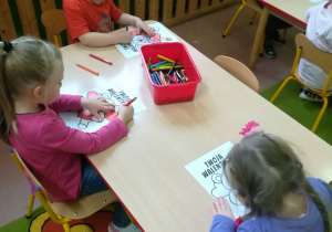 Dzieci starsze malują walentynkę.
