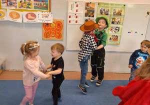 Dzieci w parach tańczą do bajkowej piosenki