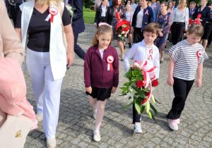 Delegacja dzieci na uroczystościach 3- Maja.