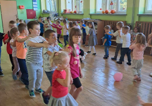 Dzieci na holu w czasie zabawy ruchowej