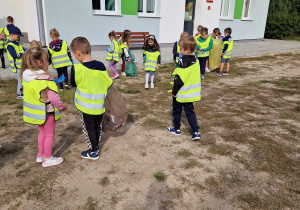 Dzieci podczas sprzątania terenu przedszkola.