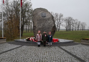 Przedszkolaki pod Obeliskiem w Starym Gostkowie.