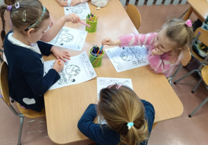 Dzieci kolorują obrazek