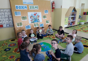 Dzieci przygotowują plakat z okazji Dnia Ziemi.