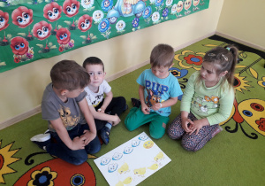 Grupa dzieci prezentuje mapę Królestwa Kurki Szóstki.