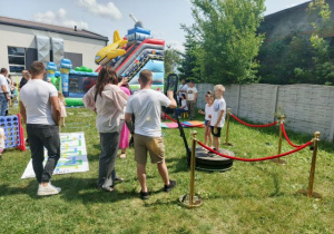 Dzieci wraz z rodzicami podczas nagrywnia filmiku w fotobudce 360.