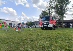 Rodziny podczas zabaw i gier sportowych. Oglądanie wozu strażackiego.