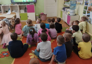Dzieci oglądają prezentację multimedialną.