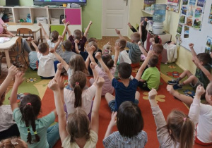 Przedszkolaki oglądają prezentację multimedialną.