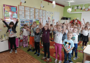 Dzieci śpewają piosenkę Fast Heroes z odpowiednią gestykulacją.