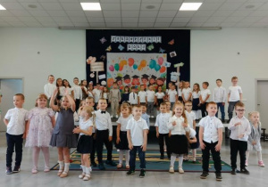 Grupa młodsza podczas śpiewania piosenki.