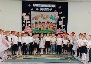 Grupa młodsza podczas śpiewania piosenki.
