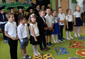 Przedszkolaki podczas występu zakończenia roku szkolnego