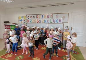 Przedszkolaki śpiewają piosenkę w ramach akcji "Dzień Przedszkolaka to ważne święto, uczcijmy je razem tańcem i piosenką"