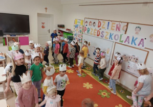 Przedszkolaki podczas zabawy tanecznej.