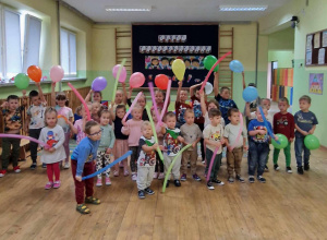 Dzieci na holu przedszkolnym podczas pozowania do wspólnego zdjęcia