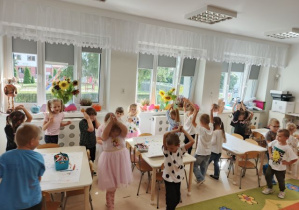 Dzieci chodzą dookoła stolików w rytm muzyki.