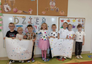 Dzieci prezentują swoje obrazki.