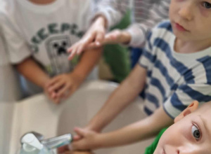 Dzieci myją ręce w łazience.