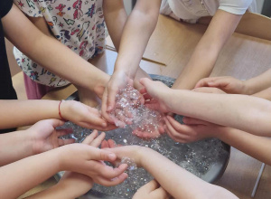 Dziecięce podczas eksperymentu z mydłem i wodą