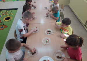 Dzieci tworzą sygnalizatory świetlne ze słodkich przekąsek.