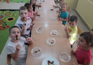 Dzieci prezentują wykonane "smaczne sygnalizatory".