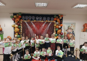 Grupa 5,6-latków pozuje do grupowego zdjęcia.