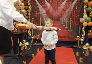 Pani dyrektor dokonuje symbolicznego pasowania "magicznym ołówkiem".