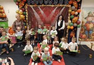 Grupa młodsza wraz z paniami pozuje do grupowego zdjęcia.