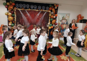 Dzieci tańczą w parach.